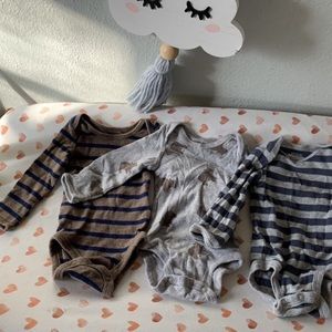 3 pack neutral Carter’s onesie bundle